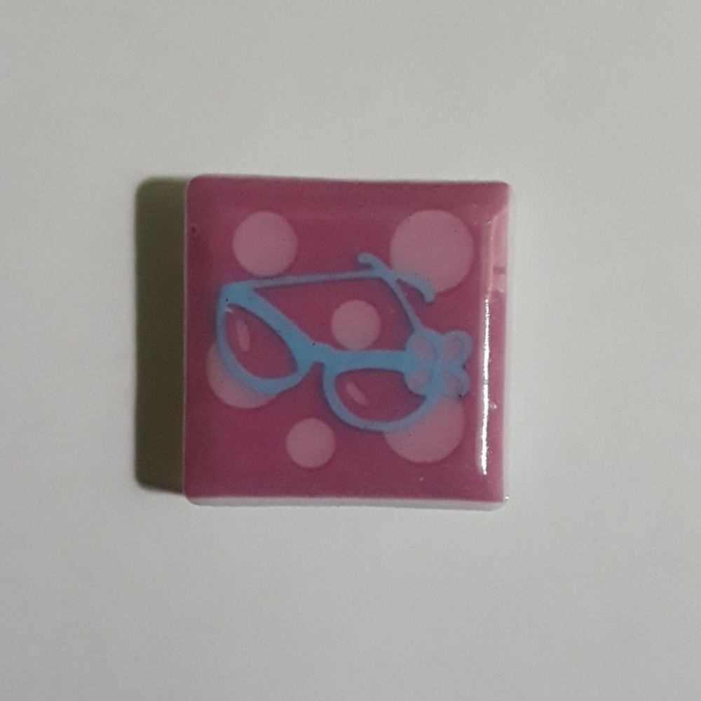 8 Colorful Mini Magnets - Picture 4 of 10